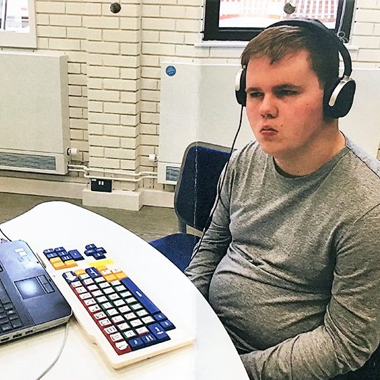 45-young_man_at_computer_W600